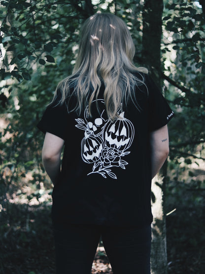 Pumpkins, Skulls & Roses - T-Shirt